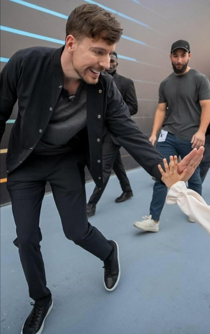 Frazada Mr Beast Saludando A Fans Liso